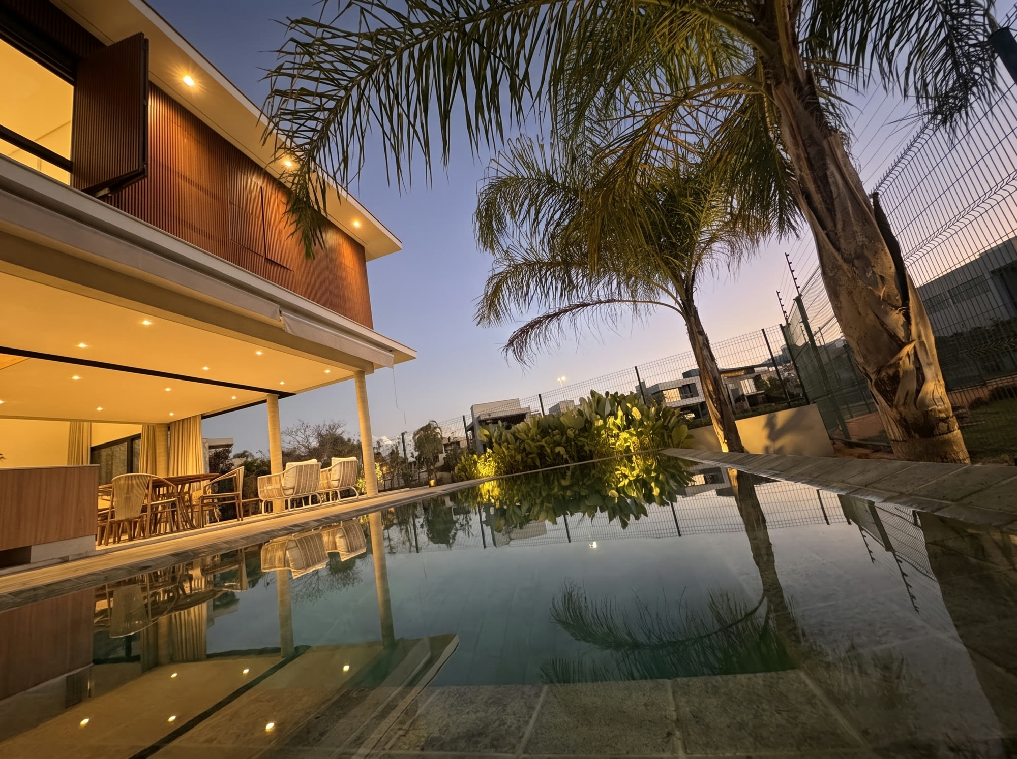 Casa de Alto Padrão — Alphaville Nova Esplanada 4 — 4 Suítes · Piscina de Borda Infinita