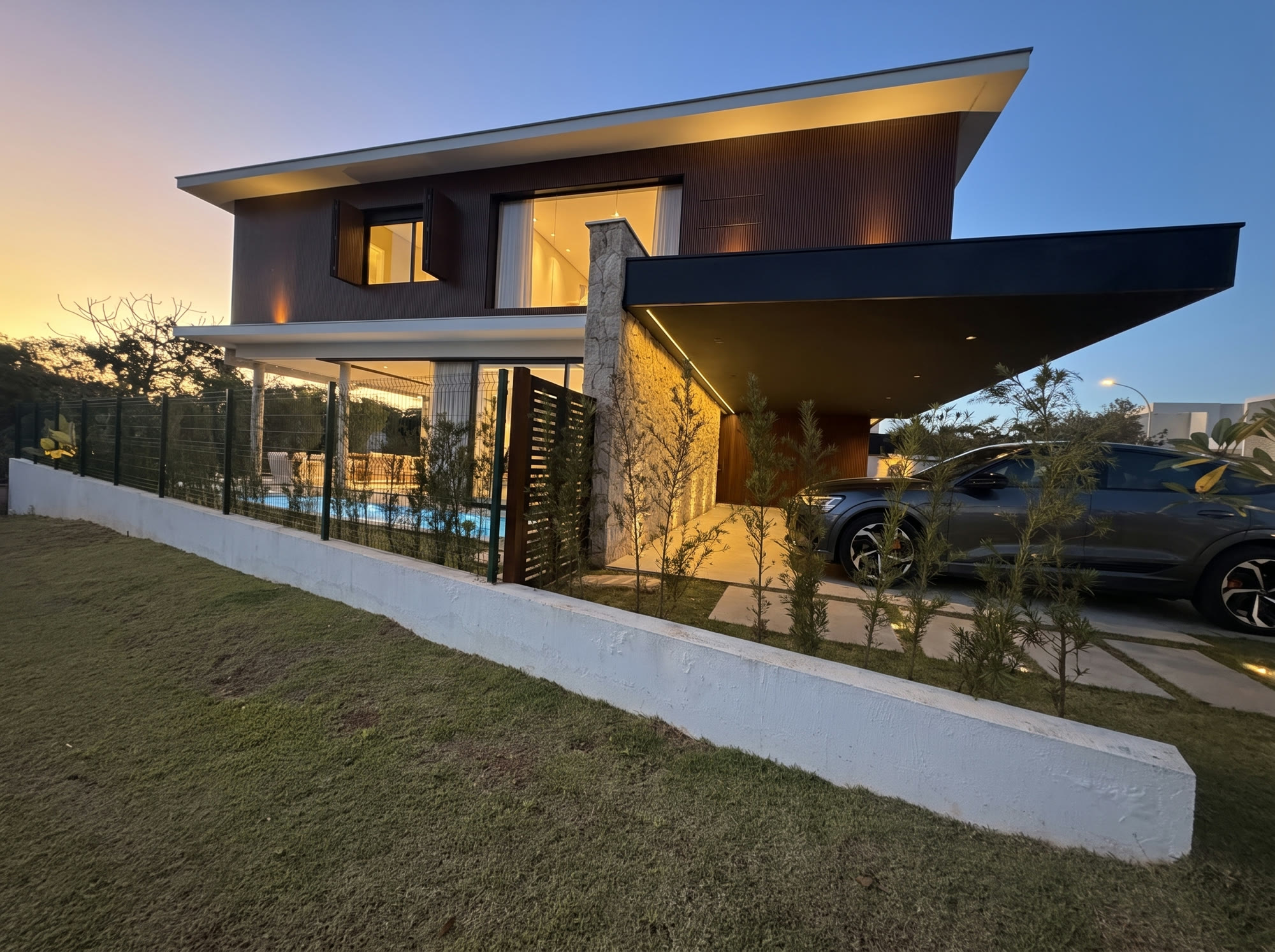 Casa de Alto Padrão — Alphaville Nova Esplanada 4 — 4 Suítes · Piscina de Borda Infinita