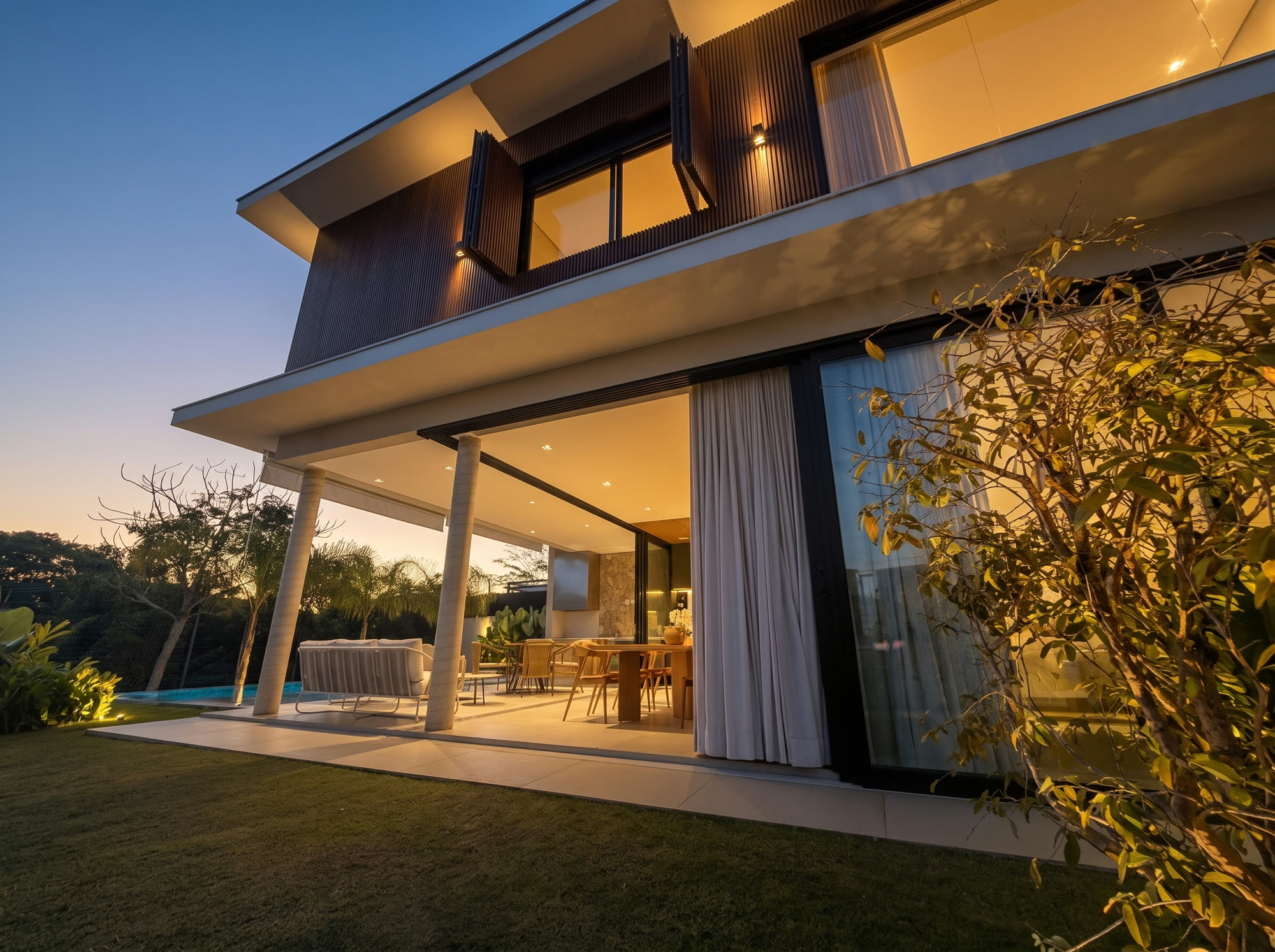 Casa de Alto Padrão — Alphaville Nova Esplanada 4 — 4 Suítes · Piscina de Borda Infinita