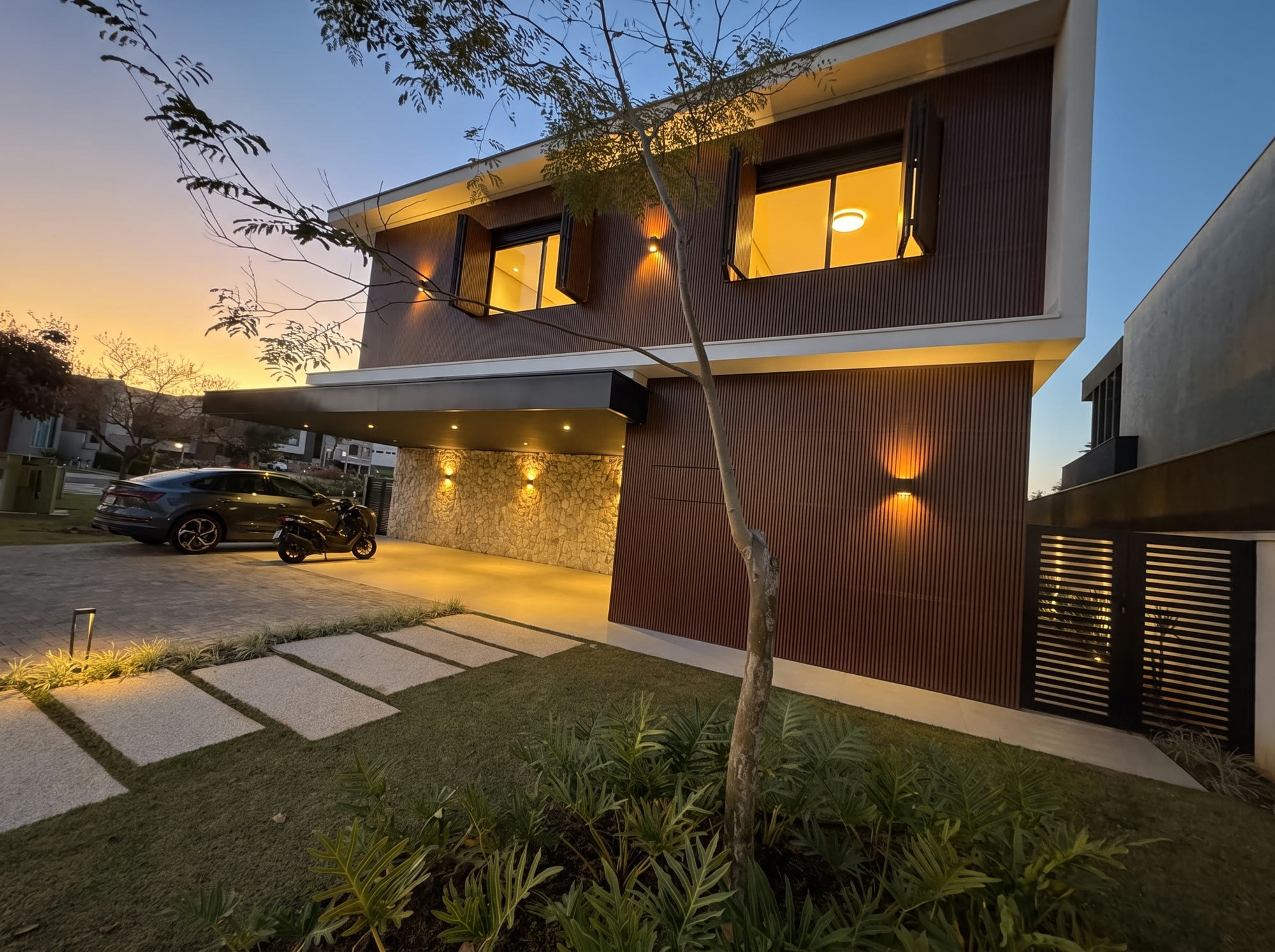 Casa de Alto Padrão — Alphaville Nova Esplanada 4 — 4 Suítes · Piscina de Borda Infinita