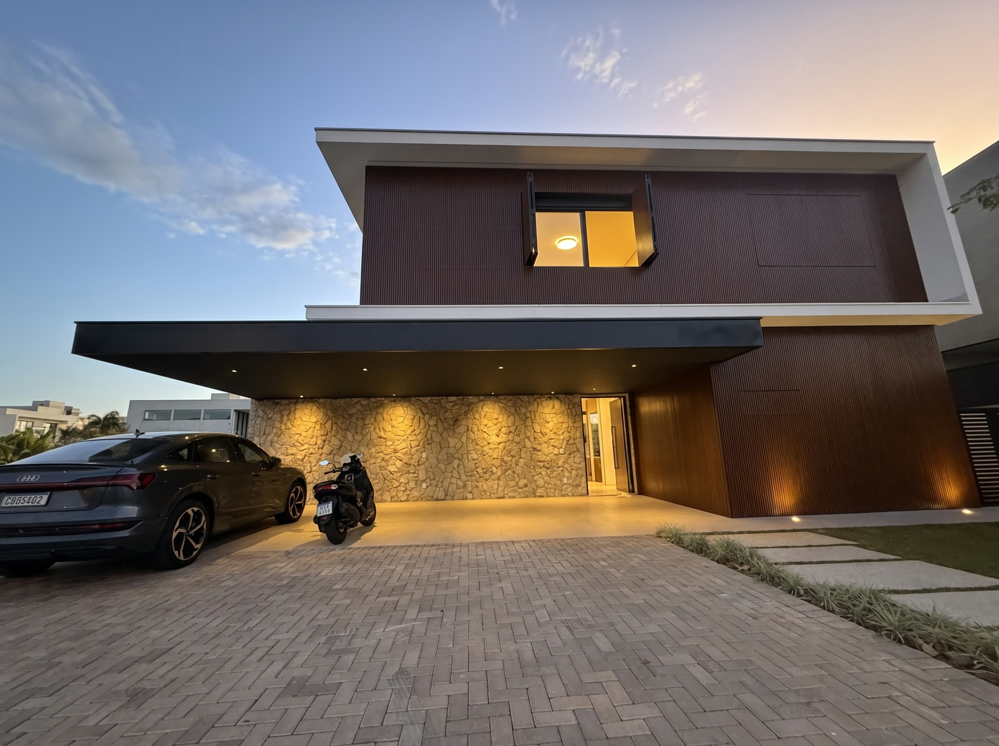 Casa de Alto Padrão — Alphaville Nova Esplanada 4 — 4 Suítes · Piscina de Borda Infinita