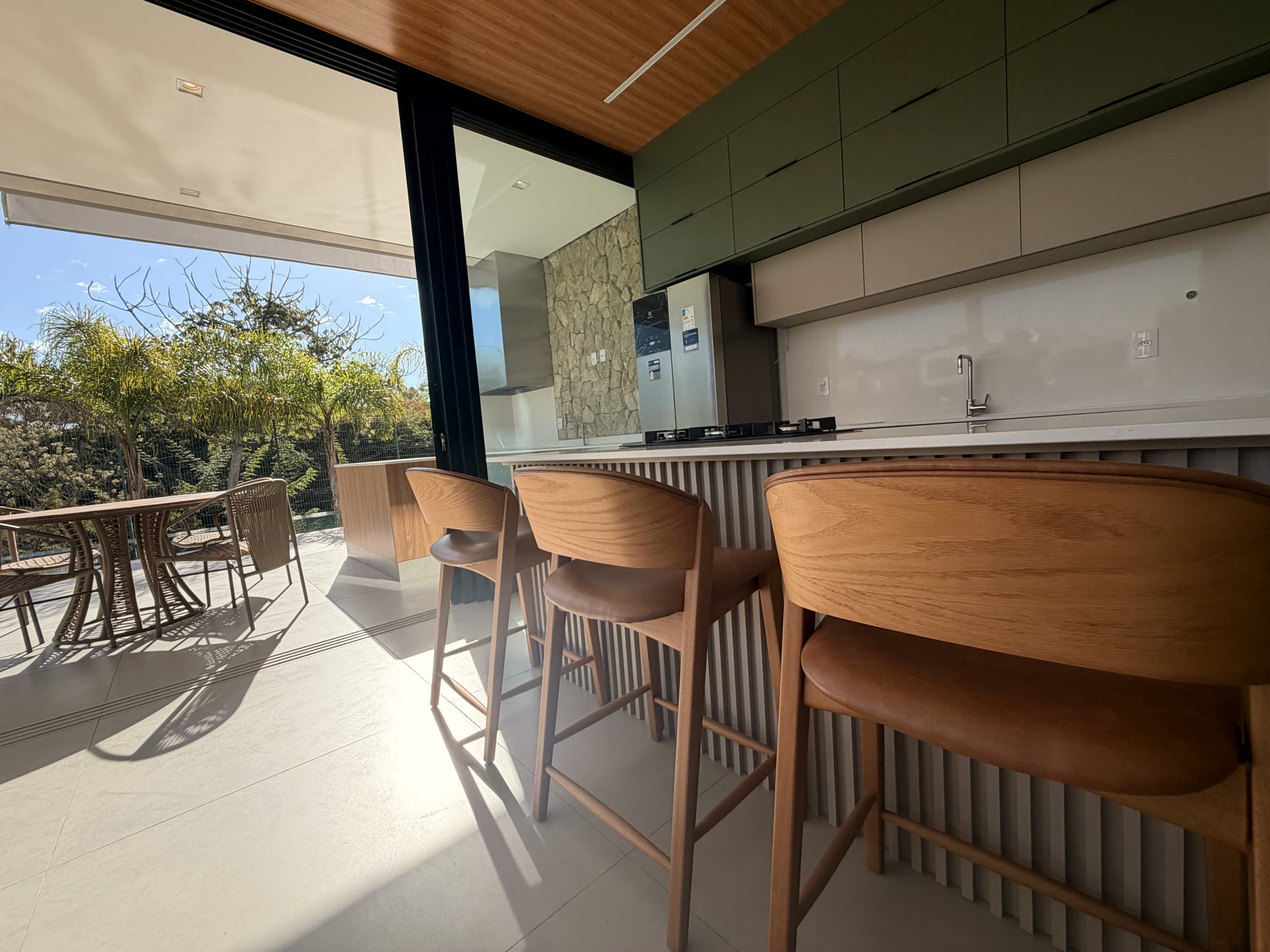 Casa de Alto Padrão — Alphaville Nova Esplanada 4 — 4 Suítes · Piscina de Borda Infinita