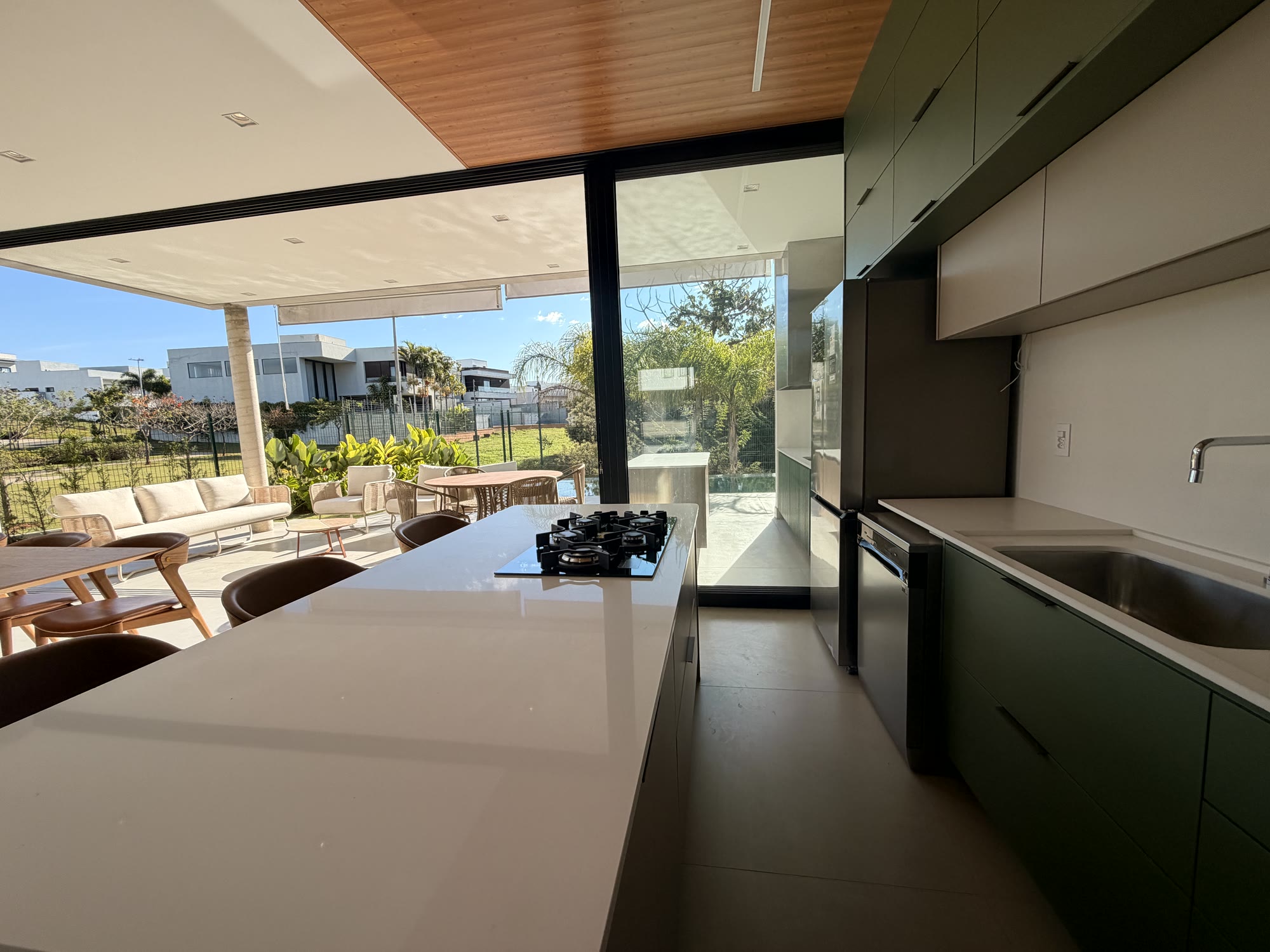 Casa de Alto Padrão — Alphaville Nova Esplanada 4 — 4 Suítes · Piscina de Borda Infinita