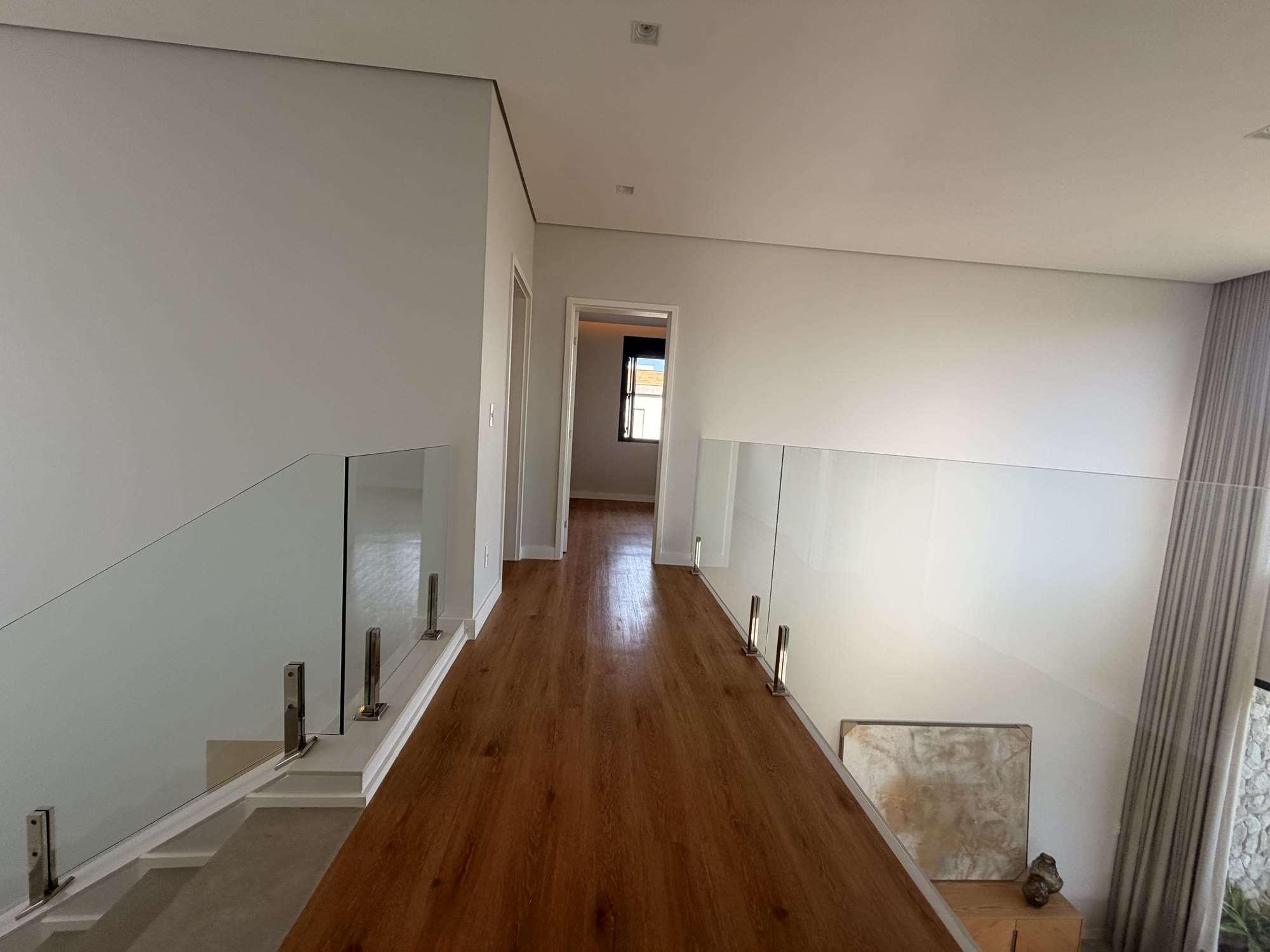 Casa de Alto Padrão — Alphaville Nova Esplanada 4 — 4 Suítes · Piscina de Borda Infinita