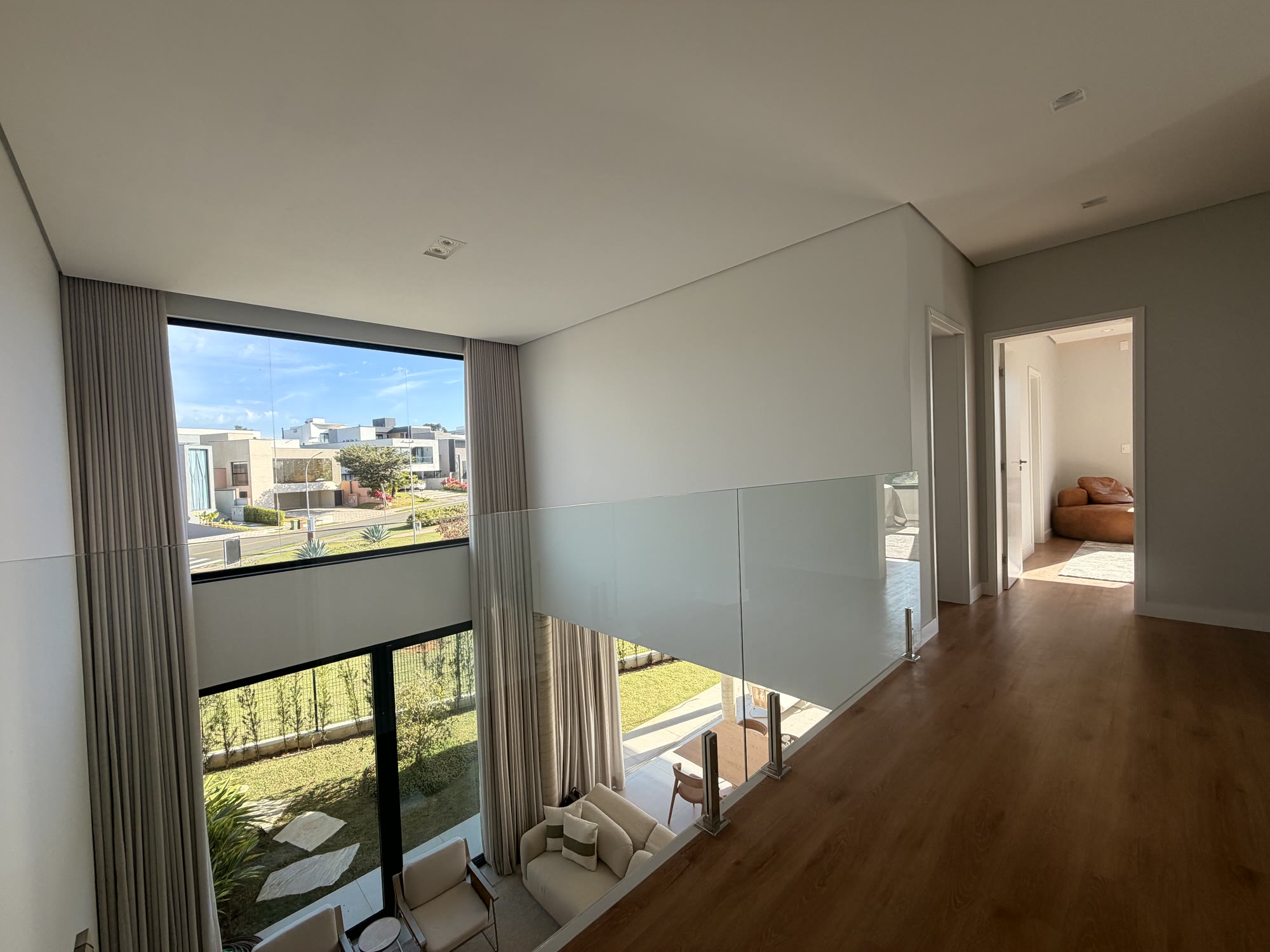 Casa de Alto Padrão — Alphaville Nova Esplanada 4 — 4 Suítes · Piscina de Borda Infinita