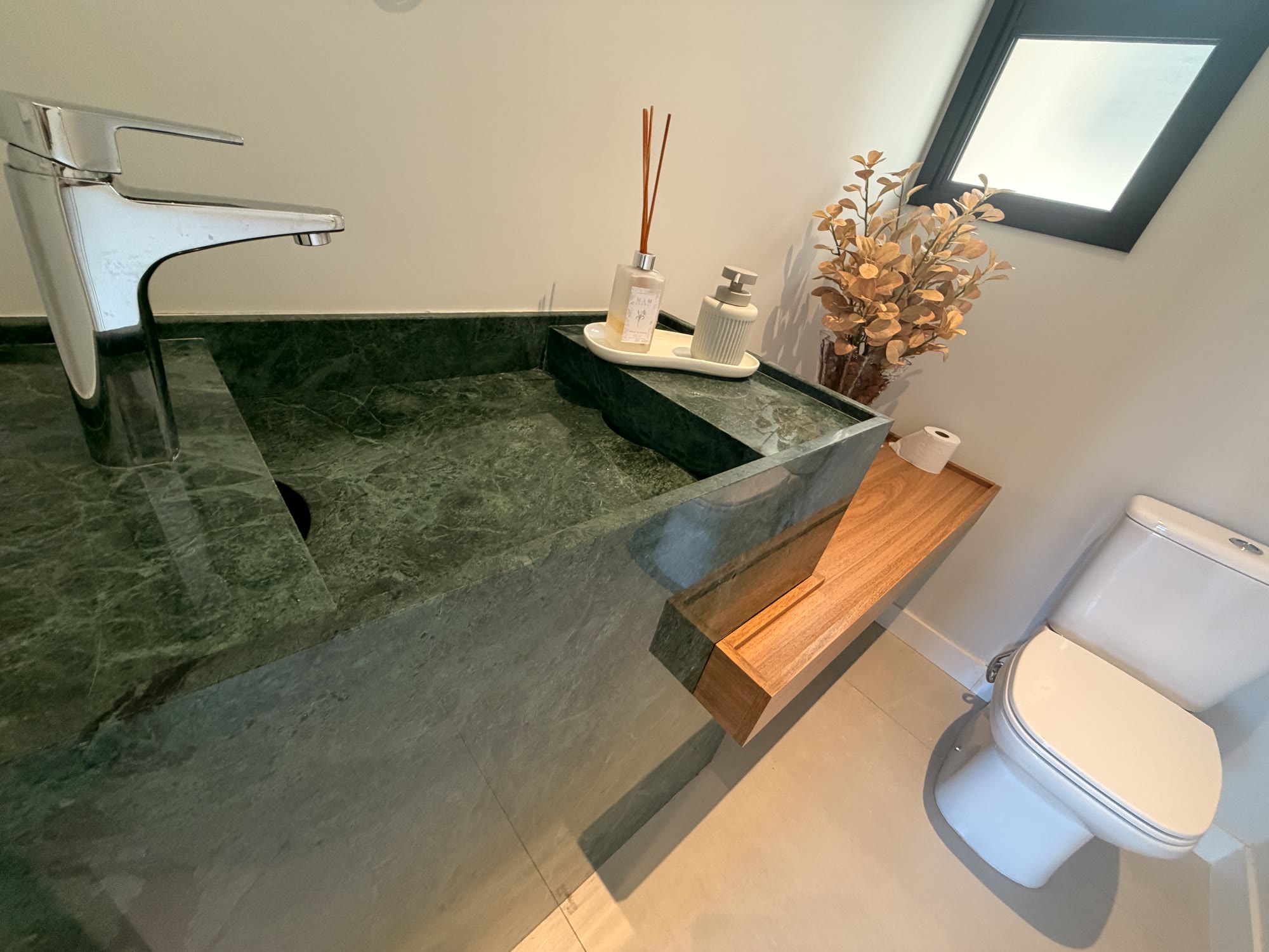 Casa de Alto Padrão — Alphaville Nova Esplanada 4 — 4 Suítes · Piscina de Borda Infinita