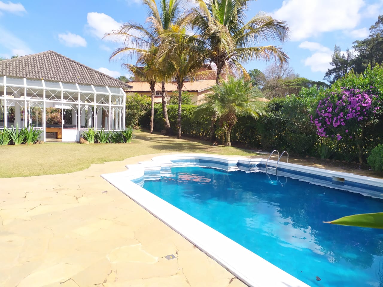 Piscina e jardim