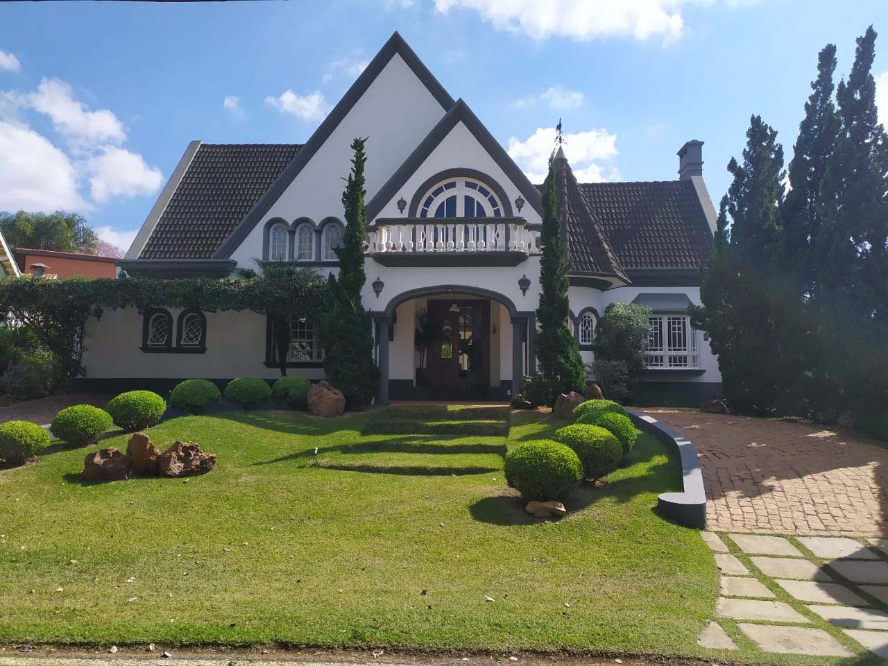 Casa no Lago Azul — jardim de inverno e piscina em condomínio de golfe
