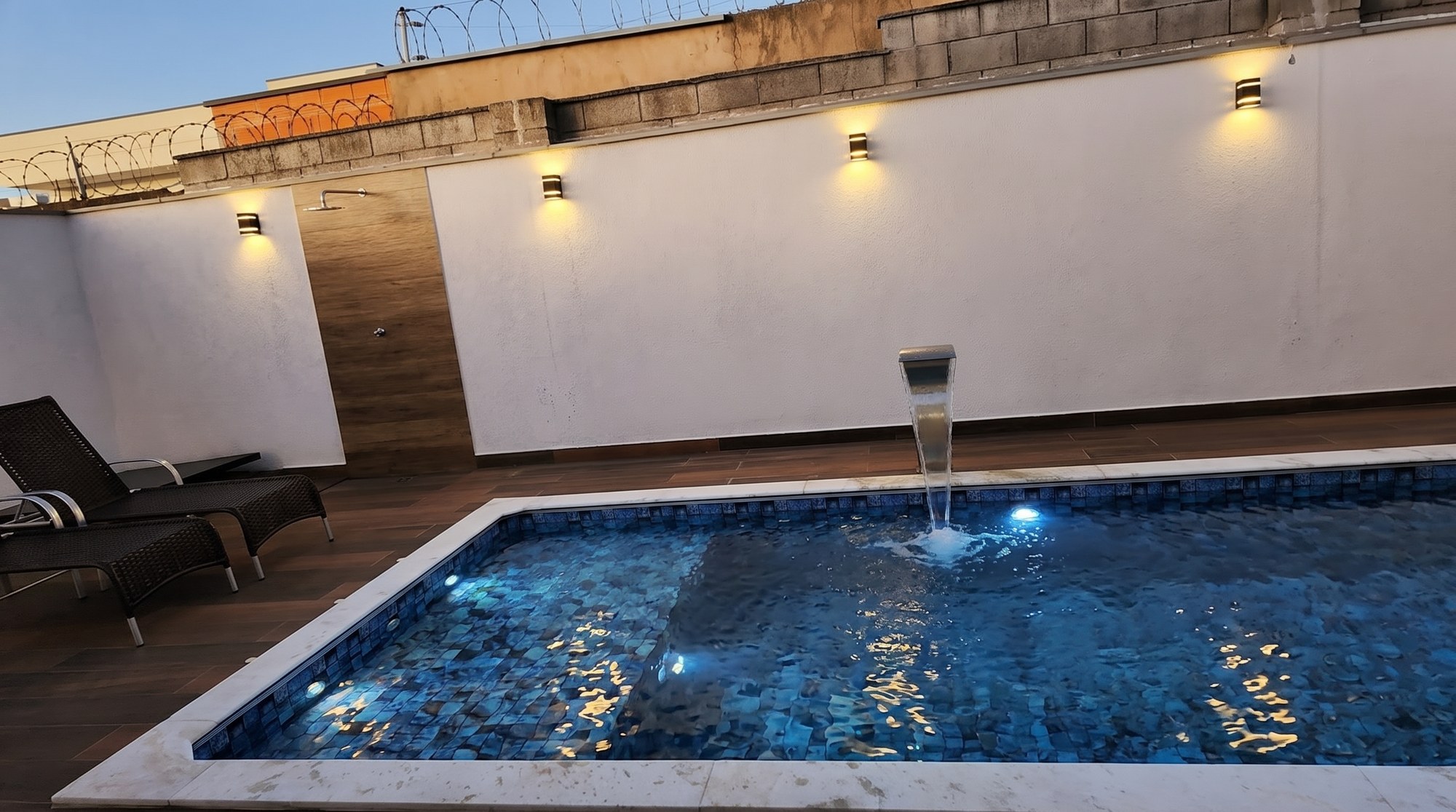 Piscina com cascata