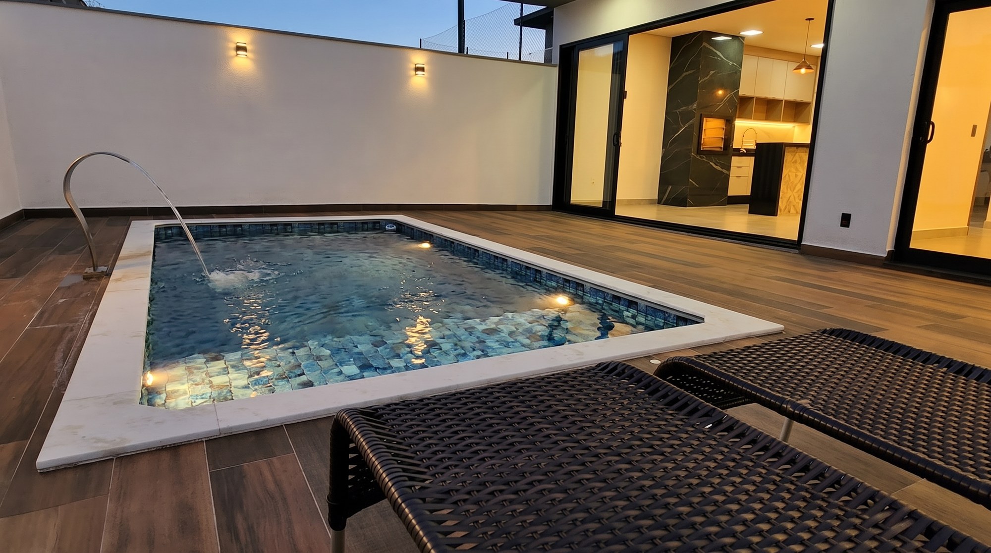 Casa contemporânea com integração à piscina — Condomínio Pampulha