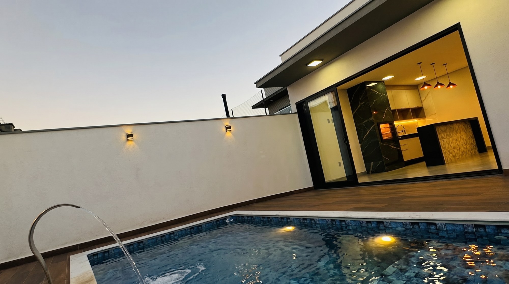 Piscina e fachada dos fundos