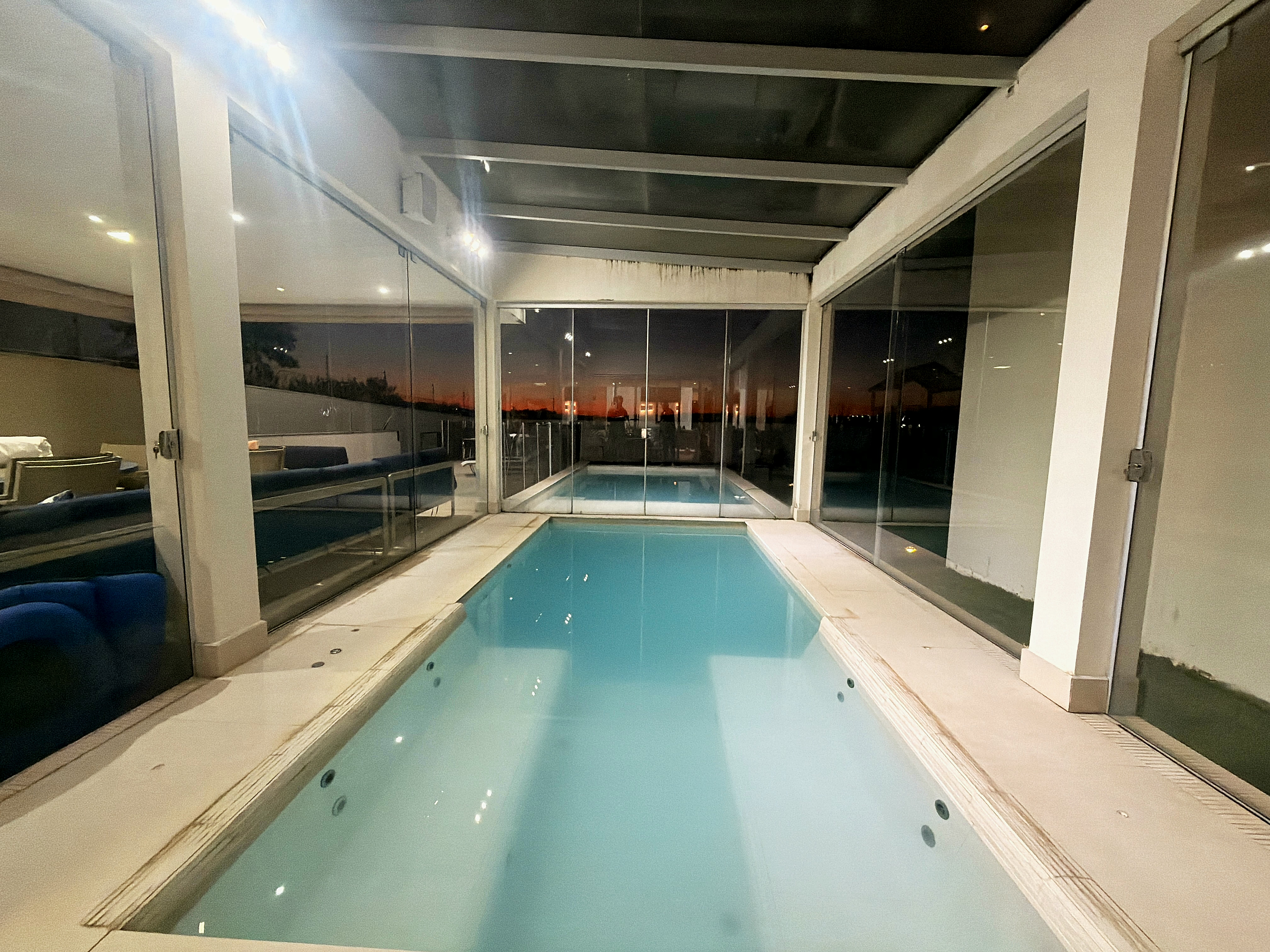 Piscina aquecida e coberta