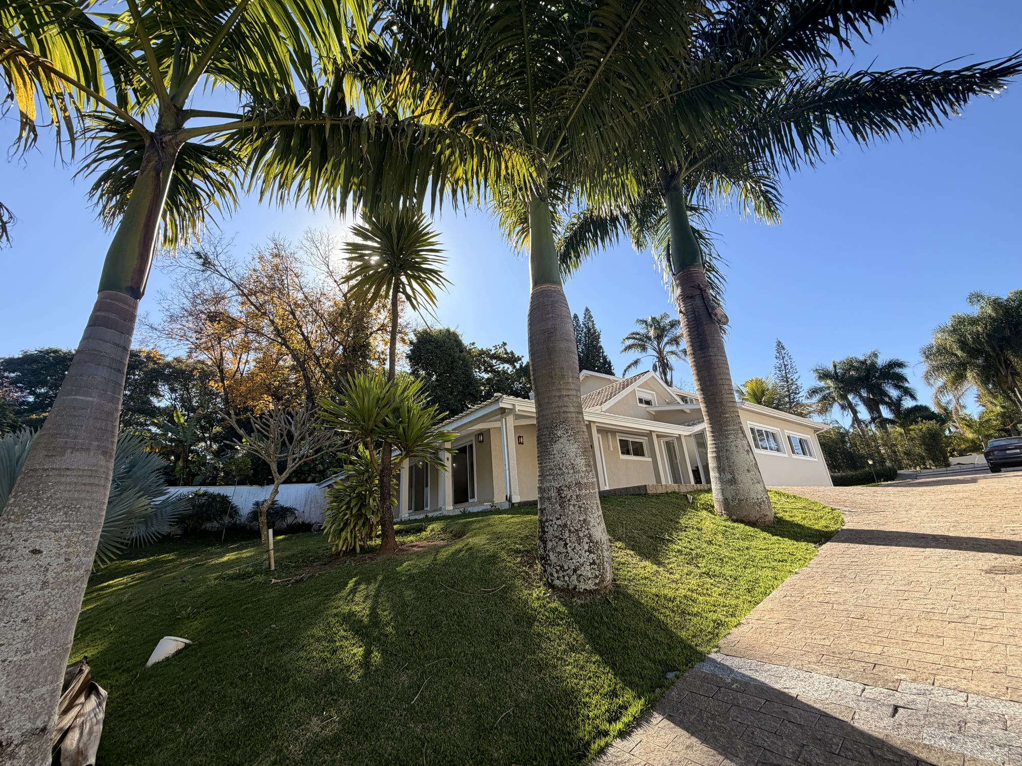 Casa de Alto Padrão — Condomínio Chácaras Santa Maria — 2.500 m² · 5 Suítes · Piscina Aquecida