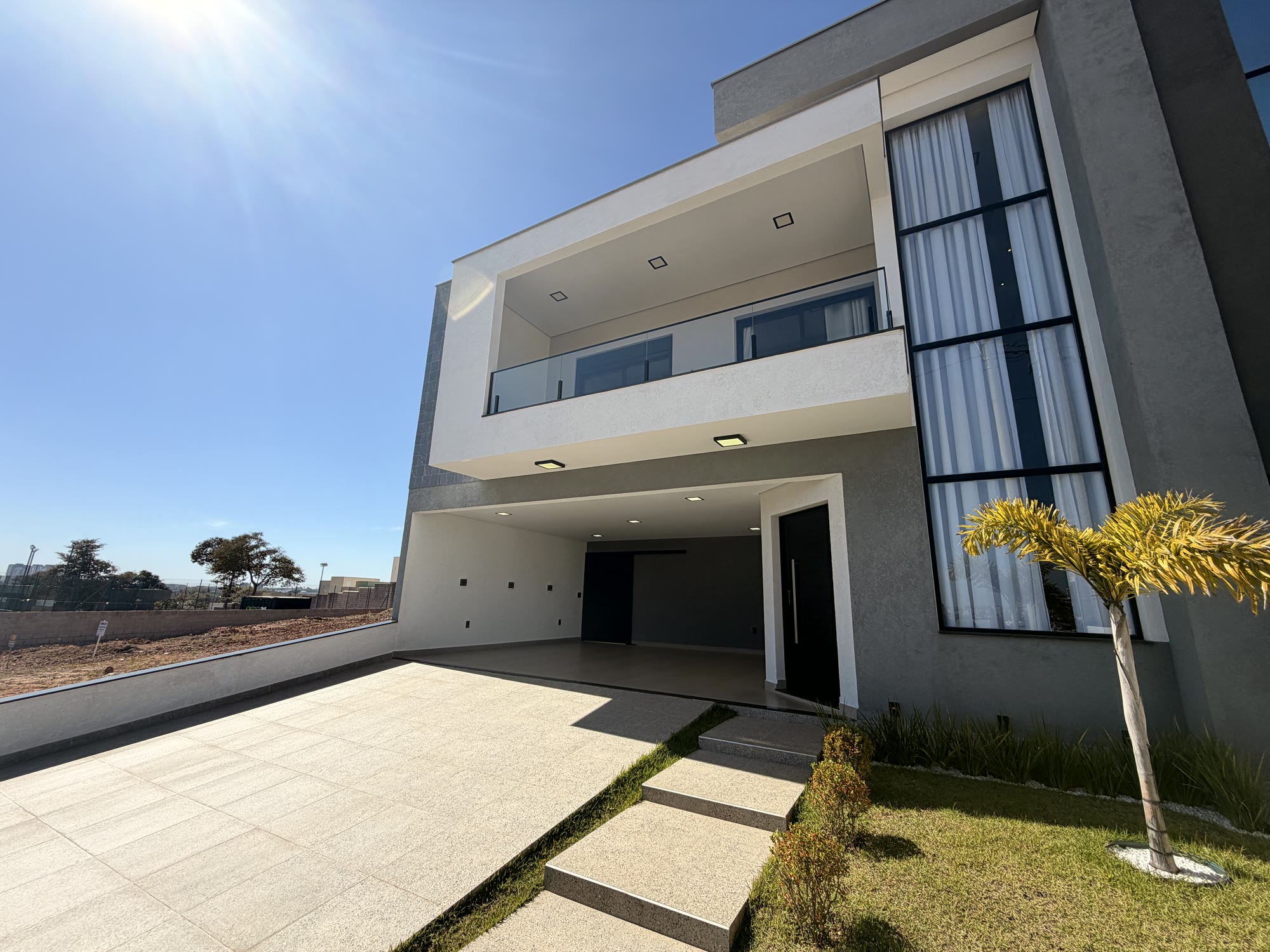 Casa contemporânea com integração à piscina — Condomínio Pampulha