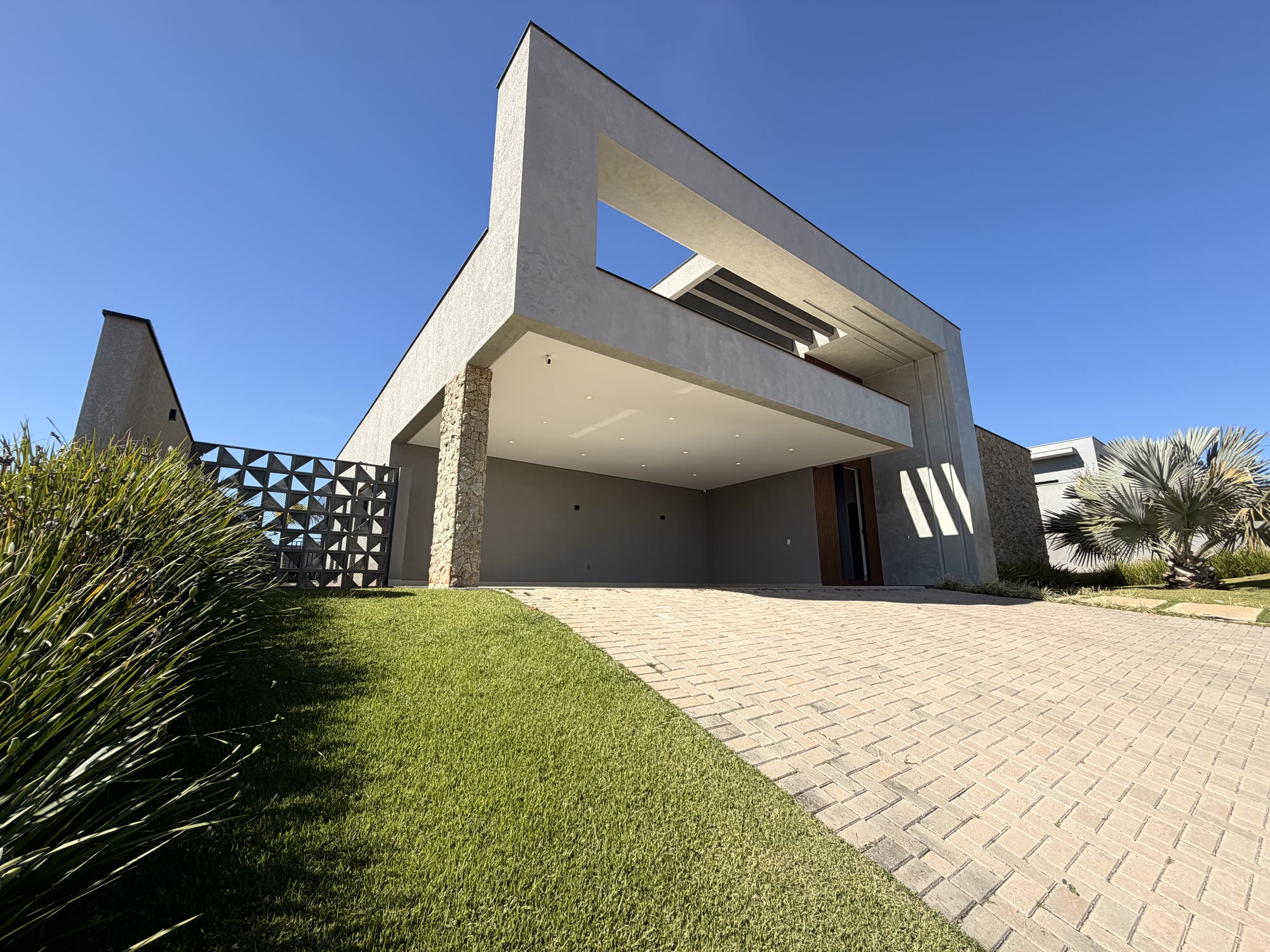 Casa Térrea de Alto Padrão — Condomínio Saint Patrick — 500 m² · 4 Suítes · Piscina com Hidro
